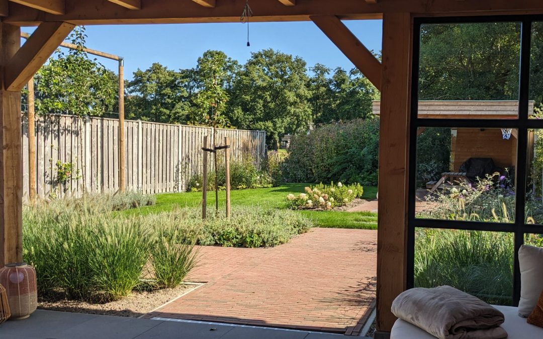 Tuin met luxe overkapping Lippenhuizen