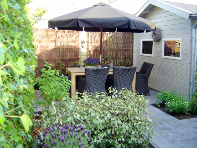 Wonderbaar Kleine strakke tuin in Mijdrecht met gezellige terrasjes en CA-07